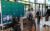 Joachim Schulze und Tim Rieth sprechen mit Besucher:innen am DiReX-Stand auf dem ITCS 2026, während eine Person das Spiel eHUB Cities – Blackout testet.