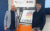 Zwei Personen stehen vor einem Roll-Up mit der Aufschrift BBK und LÜKEX.
